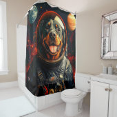 Rottweiler onderzoekt douchegordijn (In situ)