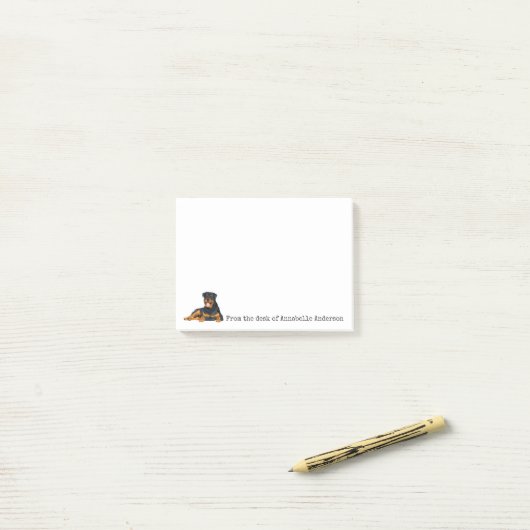 Rottweiler personaliseert notities post-it® notes (Op bureau)