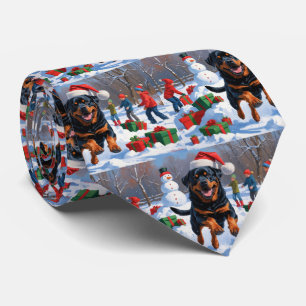 Rottweiler Rent in de Sneeuw met Kerstmuts Stropdas