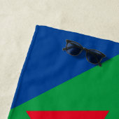 Rouge clair, Jaune, Rose Geo Mod Beach Serviette (En situation)