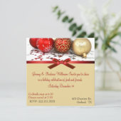 Rouge et invitation de fête de Noël de boules d'or (Debout devant)