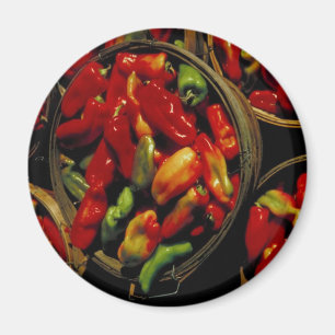 Rouge et poivrons verts dans les paniers - aimant