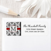 (Rouge) Étiquettes d'adresse de retour du monogram (En situation)