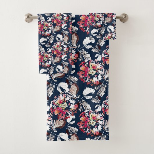 Rouge, fleurs blanches sur bleu. (En situation)
