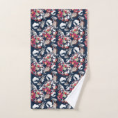 Rouge, fleurs blanches sur bleu. (Serviette à main)