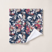 Rouge, fleurs blanches sur bleu. (Gant de toilette)