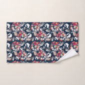 Rouge, fleurs blanches sur bleu. (Serviette à main)