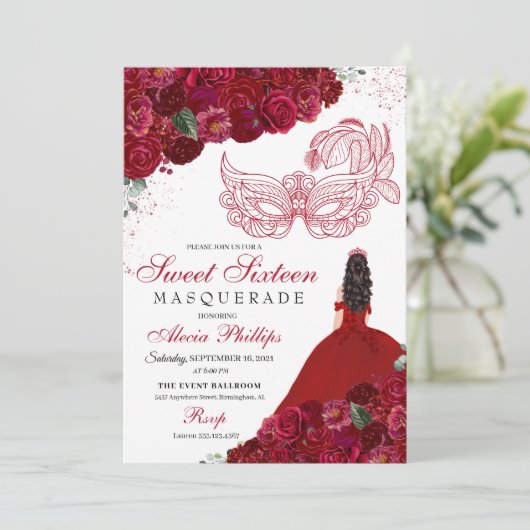 Rouge Floral Masquerade Sweet 16 Invitation (Debout devant)