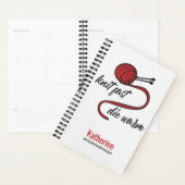 Rouge Knit Fast, Die Warm Planner (Devant avec enveloppe)