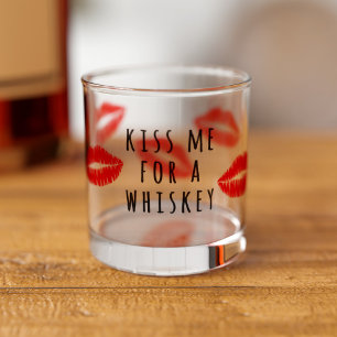 Rouge Lipstick Me baise pour un verre à whisky