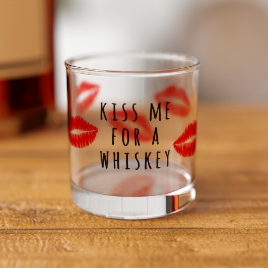 Rouge Lipstick Me baise pour un verre à whisky