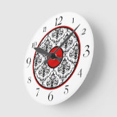 Rouge noir & blanc Damas Elégante horloge ronde (Angle)