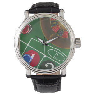Roulette-tabel met chips en wiel horloge