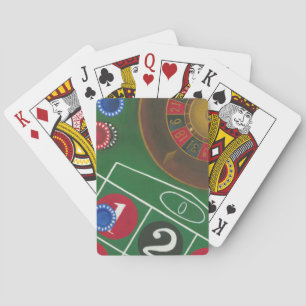 Roulette-tabel met chips en wiel pokerkaarten