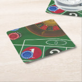 Roulette-tabel met chips en wiel vierkante kartonnen onderzetter (Schuin)