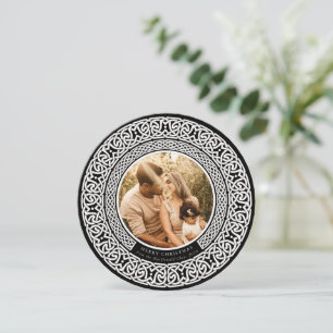Round Black + Off White Celtic Holiday Photo Card Feestdagenkaart