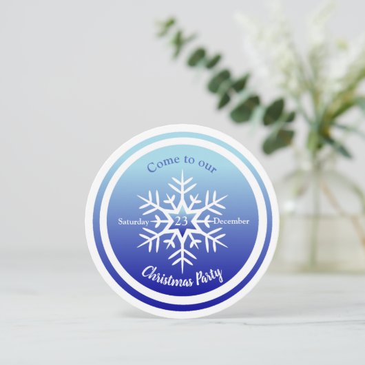 Round Scandi Snowflake over blauwe uitnodiging (Staand voorkant)