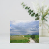 Route courbée vers une carte postale de destinatio (Debout devant)