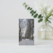 Route de campagne avec les arbres et le carte (Debout devant)