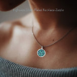 Routes Collier plaqué argent<br><div class="desc">Sélectif,  montage photo,  a créé cet Art Gras,  graphique,  qui affiche,  lignes tourbillonnantes,  qui entrelacent,  en couleurs de ; turquoise-vert,  bleu nuit,  noir et blanc-qui ressemble,  autoroutes Interstate.</div>