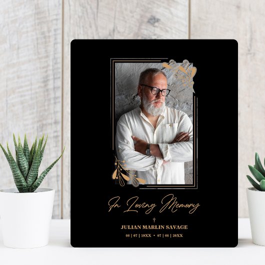 Rouwzwarte nepopslag met gouden takken foto herinn fotoplaat