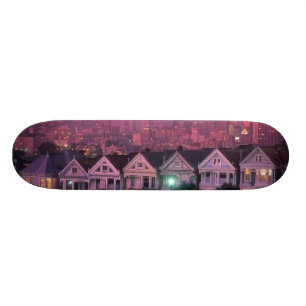 Row-huizen op zonsondergang in San Francisco Skateboard