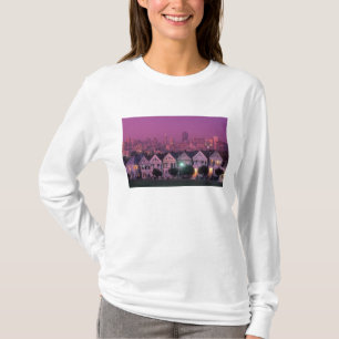 Row-huizen op zonsondergang in San Francisco T-shirt