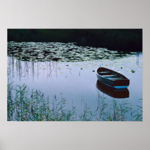 Rowboot op een klein meer omringd door water poster