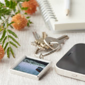 Rowboot op een klein meer omringd door water sleutelhanger (Zijkant)