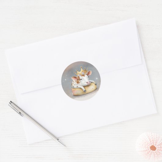 Royal Cow Dreaming on Cheese Throne                Ronde Sticker (Envelop)