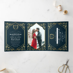 Royal Medieval Fantasy Monogram Weddenschap Drieluik Uitnodiging