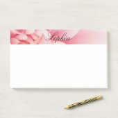 Roze aanjager en zwarte scriptnaam post-it® notes (Op bureau)