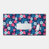 Roze aardbeien op blauw bureaumat (Keyboard & Muis)