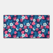 Roze aardbeien op blauw bureaumat (Voorkant)