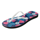 Roze aardbeien op blauw teenslippers (Schuin)