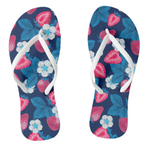 Roze aardbeien op blauw teenslippers