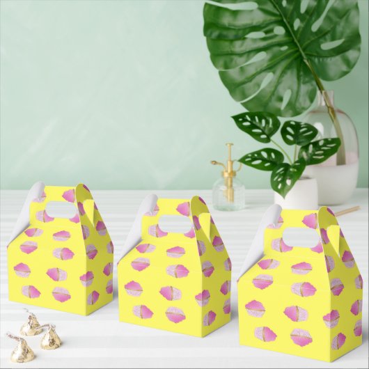 Roze aardbeiencupcakes op geel bedankdoosjes (Meervoudige)
