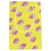 Roze aardbeiencupcakes op geel medium cadeauzakje (Voorkant)