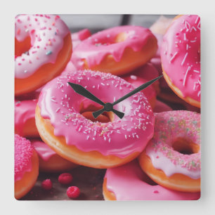 Roze aardbeiendonuts vierkante klok