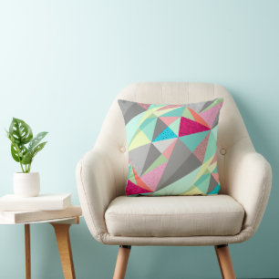 Roze Abstracte driehoekspatroon, Aqua Yellow Grijs Kussen
