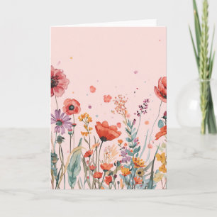 Roze achtergrond met klaprozen en wilde bloemen kaart