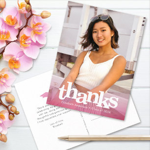 Roze afstuderen foto vetgedrukte typografie bedank briefkaart