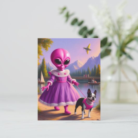 Roze alien die haar Boston Terrier bij Lake Briefkaart (Staand voorkant)