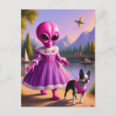 Roze alien die haar Boston Terrier bij Lake Briefkaart (Voorkant)