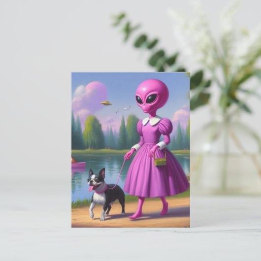 Roze alien loopt met haar Boston Terrier Briefkaart (Staand voorkant)