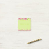 Roze annemonen dingen om groene post-it notities t post-it® notes (Op bureau)