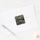 Roze Axolotl bij de rivier, Vierkante Sticker (Envelop)