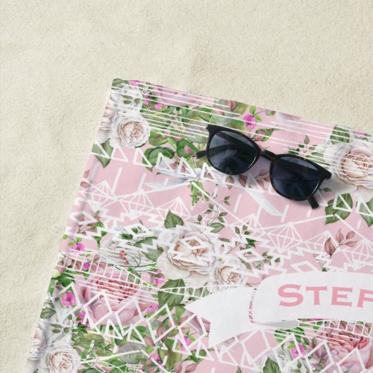 Roze Aztec Trellis Roos Patroonnaam of Citaat Strandlaken (In situ)