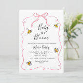 Roze Baby in Bloom Rustic Bee Daisy Invitation Kaart (Staand voorkant)