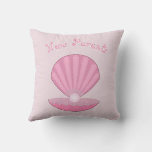 Roze babyscholpen en parel nieuwe ouders buitenkussen
